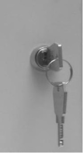 zamek z kluczykiem do centrali mercor 9705.jpg